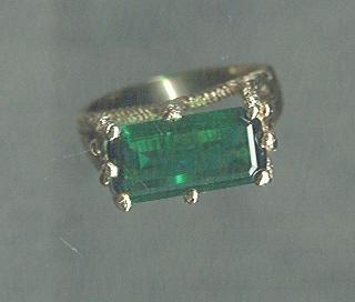 Large Emerald Green Ring 14KTEL