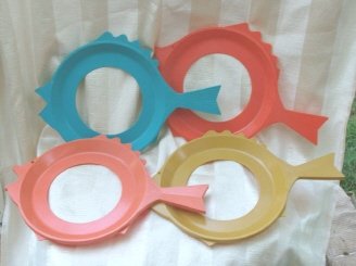 Retro Fish Plastic Plate Mate Holders (4 Pc Set)
