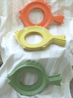 Retro Fish Plastic Plate Mate Holders (4 Pc Set)