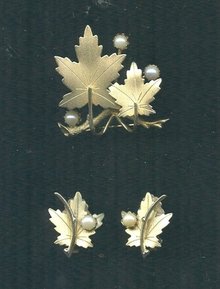 Vintage Sarah Coventry Leaf Brooch & Earrings Set