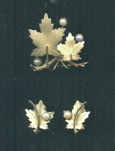 Vintage Sarah Coventry Leaf Brooch & Earrings Set