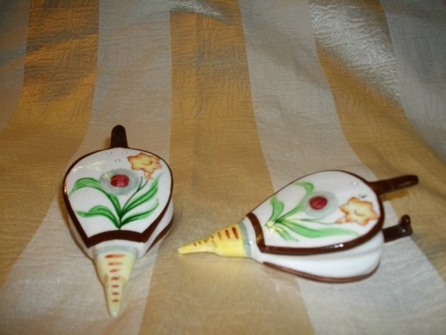 Vintage Fireplace Billow Salt & Pepper Shakers
