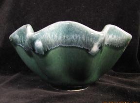 Hull Ruffled Bowl B6