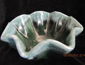 Hull Ruffled Bowl B6