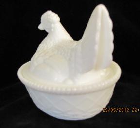 Kemple Hen on Nest Milk Glass
