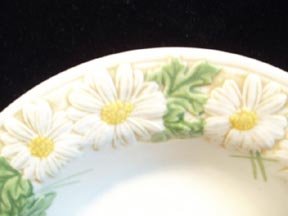 Metlox Poppytrail Sculptured Daisy Fruit Bowl