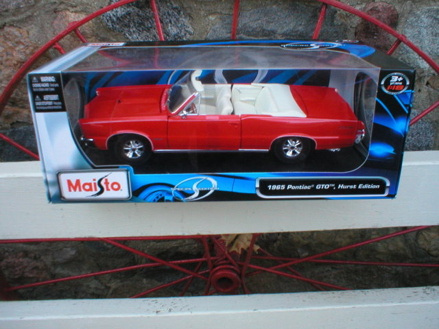 1965 RED PONTIAC GTO CONVERTIBLE MAISTO 1:18 DIECAST CAR