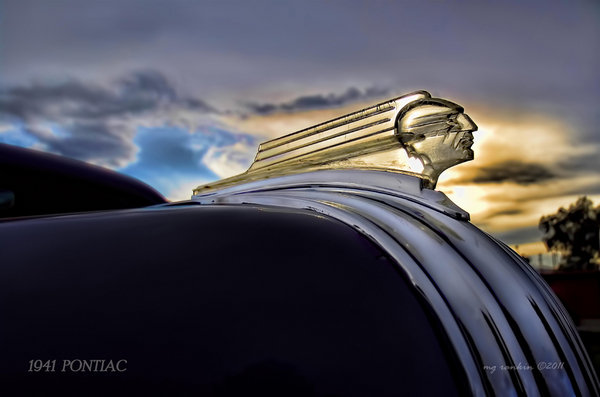 1941 BLACK PONTIAC HOOD ORNAMENT HEAVY METAL 17 1/2