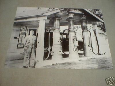RED CROWN GAS STATION PRINT