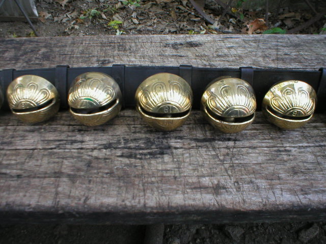 DOUBLE STRAP OF 19 BRASS SLEIGH BELLS DOORBELLS B