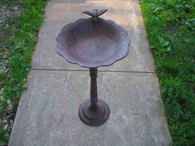RUSTIC CAST IRON HUMMINGBIRD BIRDBATH GARDEN DECOR