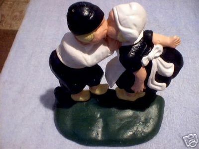 CAST IRON BOY & GIRL KISSING DOORSTOP IOWA COLLECTIBLE
