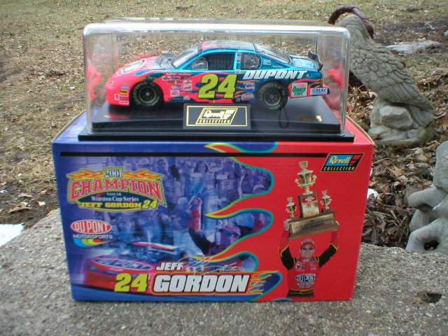 JEFF GORDON 1:24 DUPONT 2001 REVELL CHAMPIONSHIP DIECAST CAR