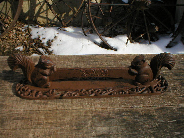SQUIRREL FOOTSCRAPER LAWN GARDEN DECOR