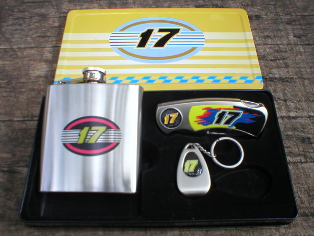 NUMBER 17 FLASK KNIFE KEYCHAIN-OPENER IN COLLECTOR TIN S