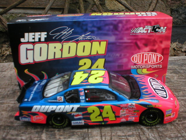 JEFF GORDON 1:24 DUPONT 2002 ACTION DIECAST CAR G