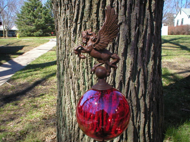 PEGASUS GARDEN STAKE RED GLASS BALL R