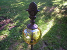GARDEN STAKE WITH DECORATIVE LEMON YELLOW GLASS BALL Y