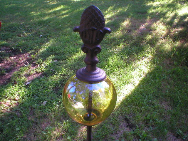 GARDEN STAKE WITH DECORATIVE LEMON YELLOW GLASS BALL Y