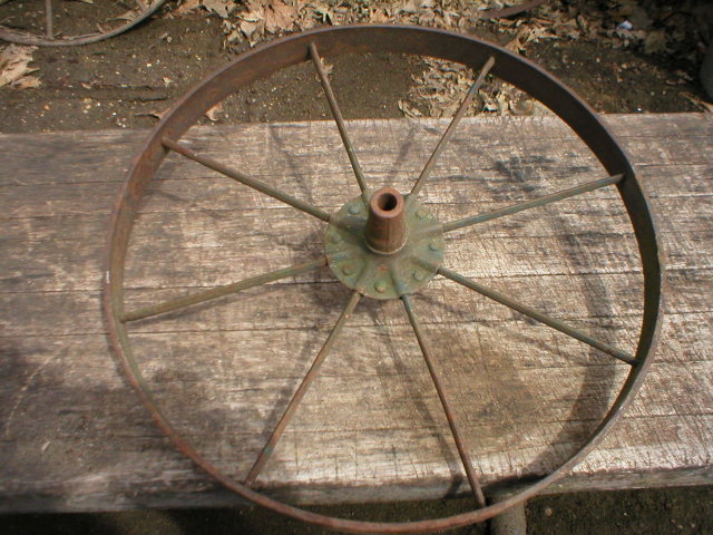 OLD SMALL IRON WHEEL DECORATIVE HOME GARDEN DECK DECOR