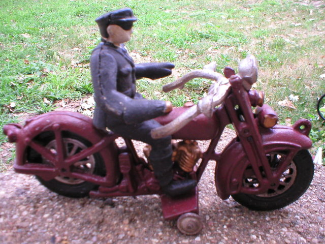 POLICEMAN ON MOTORCYCLE FRONT WHEEL CLACKER P