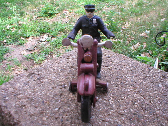 POLICEMAN ON MOTORCYCLE FRONT WHEEL CLACKER P