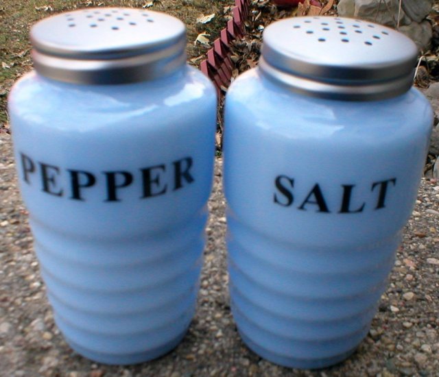 ONE SET DELPHITE RIBBED SALT & PEPPER SHAKERS D