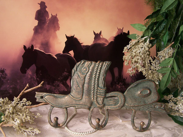 CAST IRON COWBOY BOOT & HAT 3 HOOK WALL HANGER C
