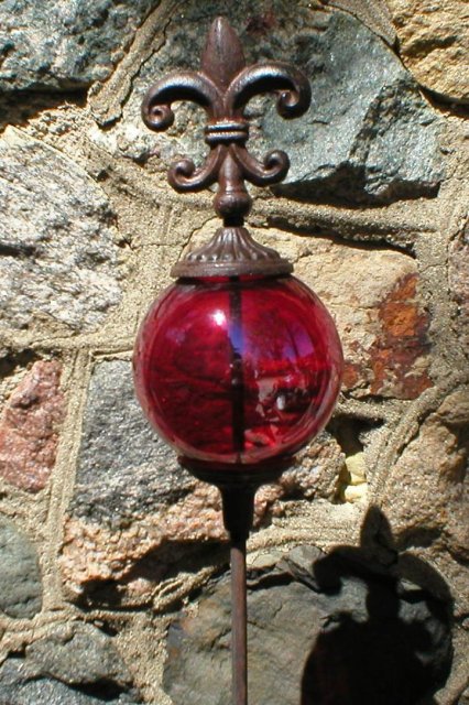FLEUR-DE-LIS GARDEN STAKE WITH DECORATIVE RED CARNIVAL GLASS BALL R