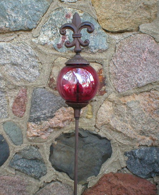 FLEUR-DE-LIS GARDEN STAKE WITH DECORATIVE RED CARNIVAL GLASS BALL R