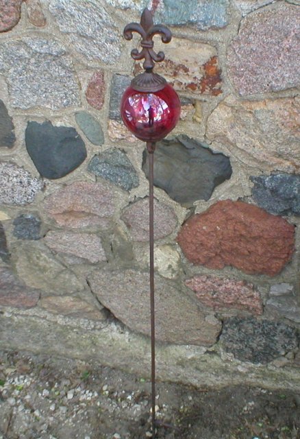 FLEUR-DE-LIS GARDEN STAKE WITH DECORATIVE RED CARNIVAL GLASS BALL R