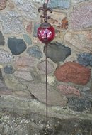 FLEUR-DE-LIS GARDEN STAKE WITH DECORATIVE RED CARNIVAL GLASS BALL R