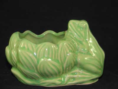 PORCELAIN GREEN FROG ON LILY PLANTER G