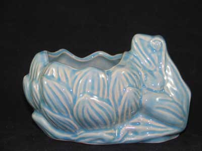 PORCELAIN LITE BLUE FROG ON LILY PLANTER B