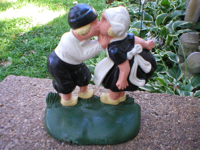 CAST IRON BOY GIRL KISSING DOORSTOP G