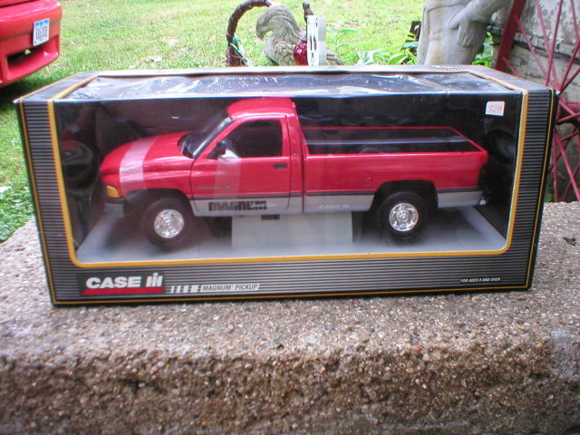 1:18 AMERICAN MUSCLE RED CASE IH DODGE RAM PICKUP