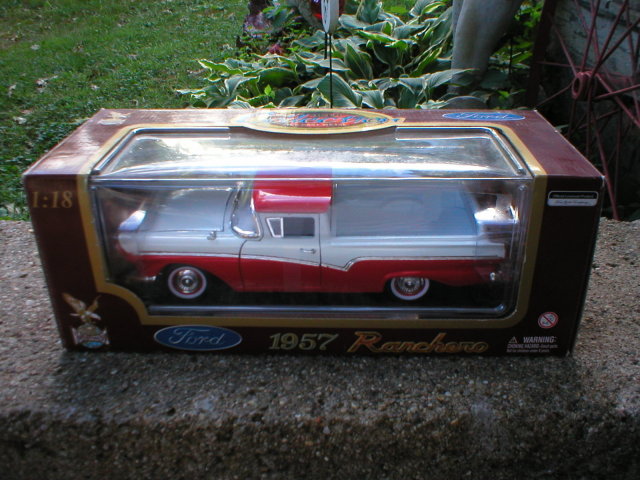 1957 1:18 DIECAST RED & WHITE FORD RANCHERO F