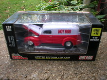 RACING CHAMPIONS 1:24 1940 FORD SEDAN DELIVERY