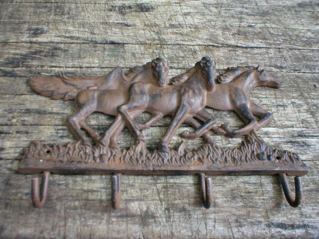 CAST IRON THREE HORSE 4 HOOK COATRACK WALL HANGER P
