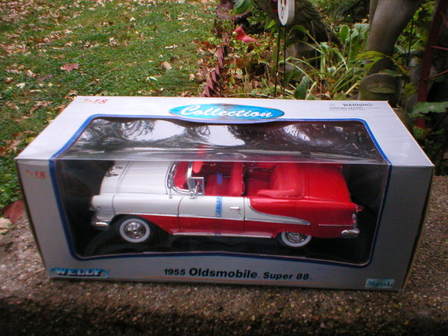 1955 1:18 DIECAST OLDSMOBILE SUPER 88 CONVERTIBLE O