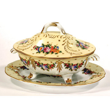 PORCELAIN TUREEN WITH UNDERPLATE T