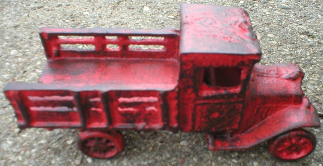 RED PICKUP CAST IRON DECOR