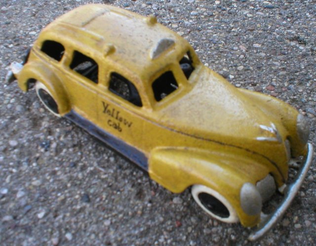 TAXI YELLOW CAR CAST IRON IRONWARE DECOR T