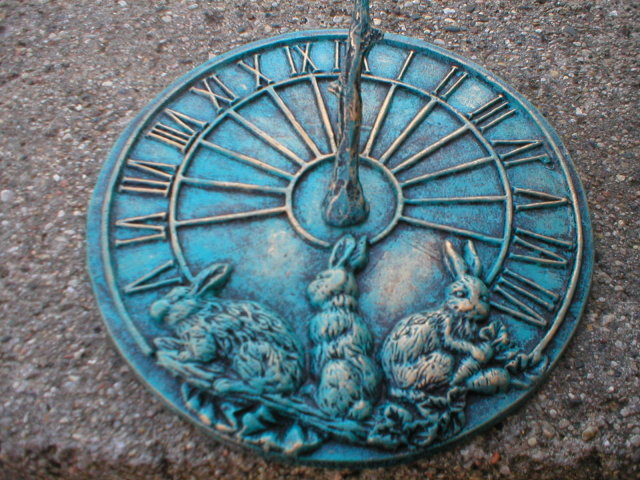 RABBIT SUNDIAL CAST IRON HOME GARDEN DECOR R
