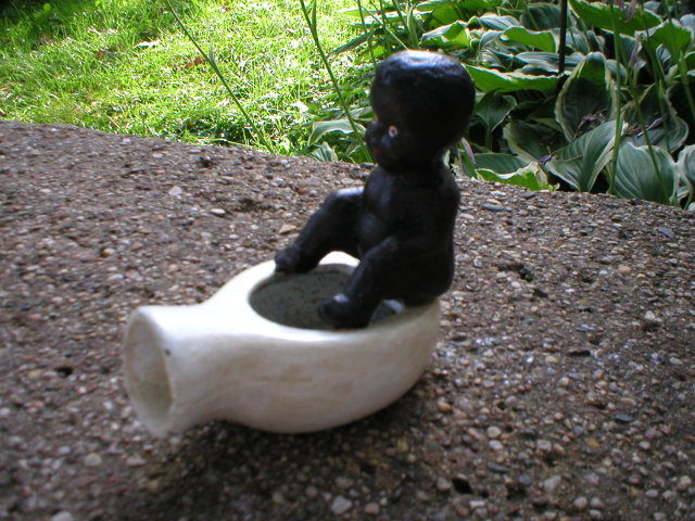 BLACK AMERICANA BOY ON POT BANK CAST IRON B