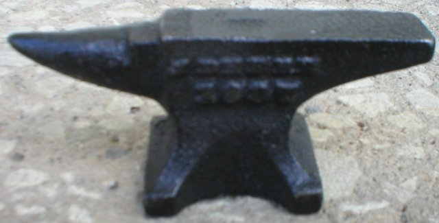 J DEERE ANVIL SMALL CAST IRON