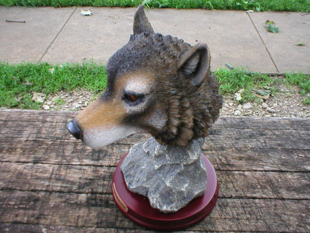 WOLF HEAD FIGURINE RESIN