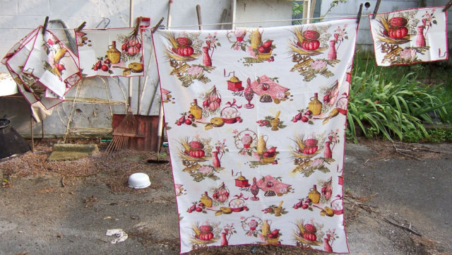 Red Kitchen Printed Tablecloth w/ Six Matching Napkins