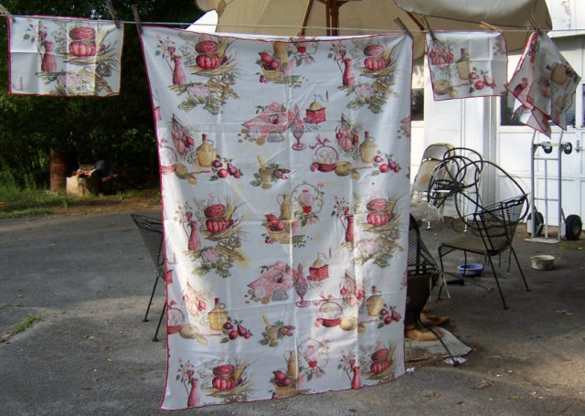 Red Kitchen Printed Tablecloth w/ Six Matching Napkins
