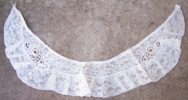 Antique Ecru Lace Collar With Ruffles